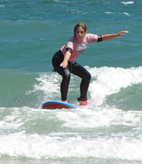 Diana haciendo sus primeras experiencias con una tabla de surf