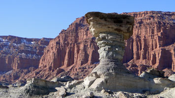 Parque Ischigualasto (Valle de la luna) - El hongo y las barrancas coloradas