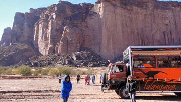 Parque de Talampaya. Primera "estacin". Petroglifos y entrada al Caon de Talampaya