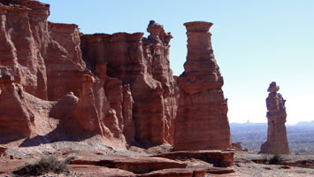 Parque Talampaya - Cuarta estacin del Safari Aventura - Geoformas: el monje, la torre, el totem, etc.